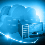 Obraz przedstawia technologię chmury obliczeniowej, z dużymi kształtami w kolorze niebieskim symbolizującymi chmury oraz komputer stacjonarny połączony z nimi za pomocą kabel i ikon binarnymi.